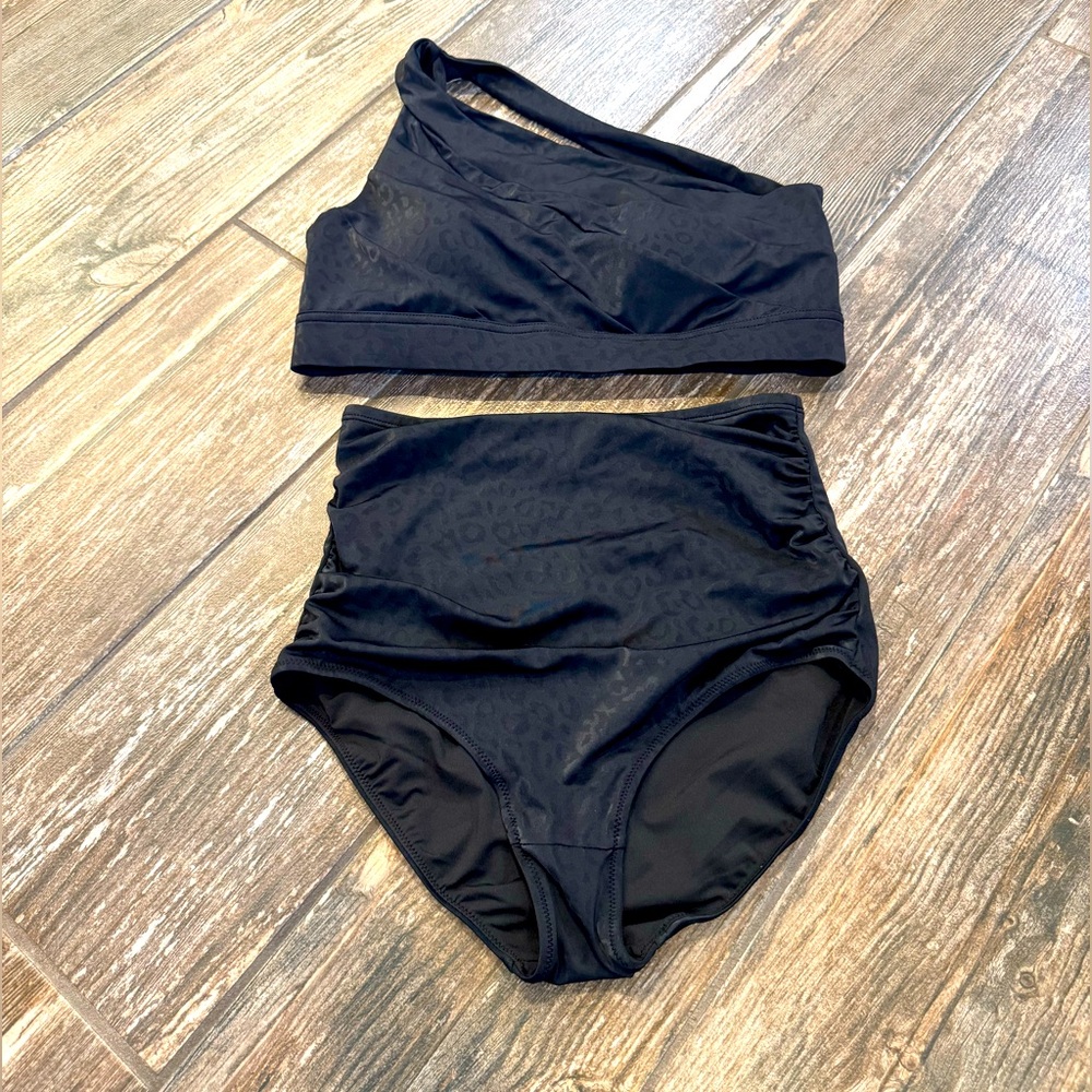Kiava Swim Asymmetric bikini top (m) and Rouched high rise bottoms (xs)